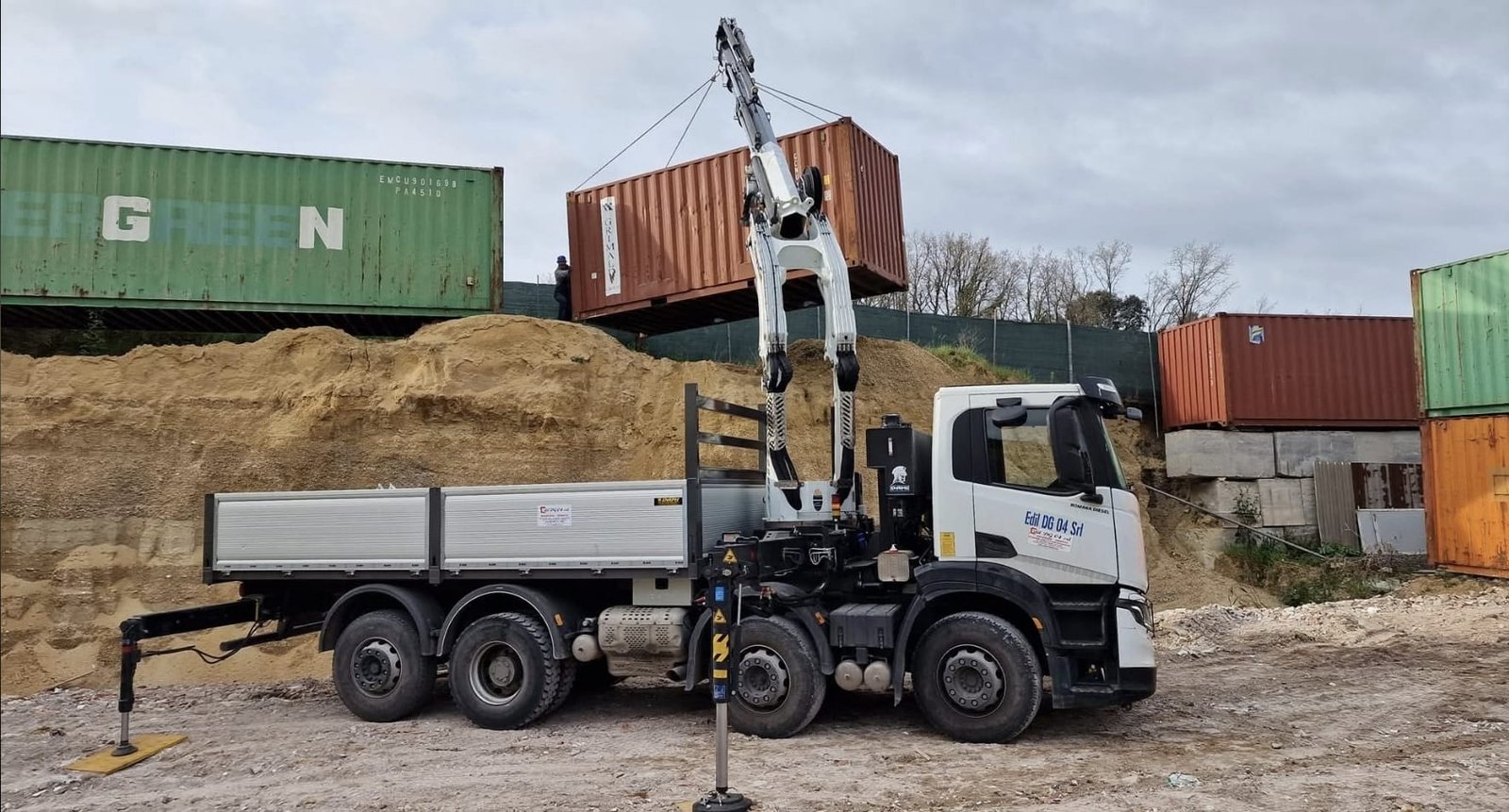 Autogru EDIL DG al lavoro: sollevamento container