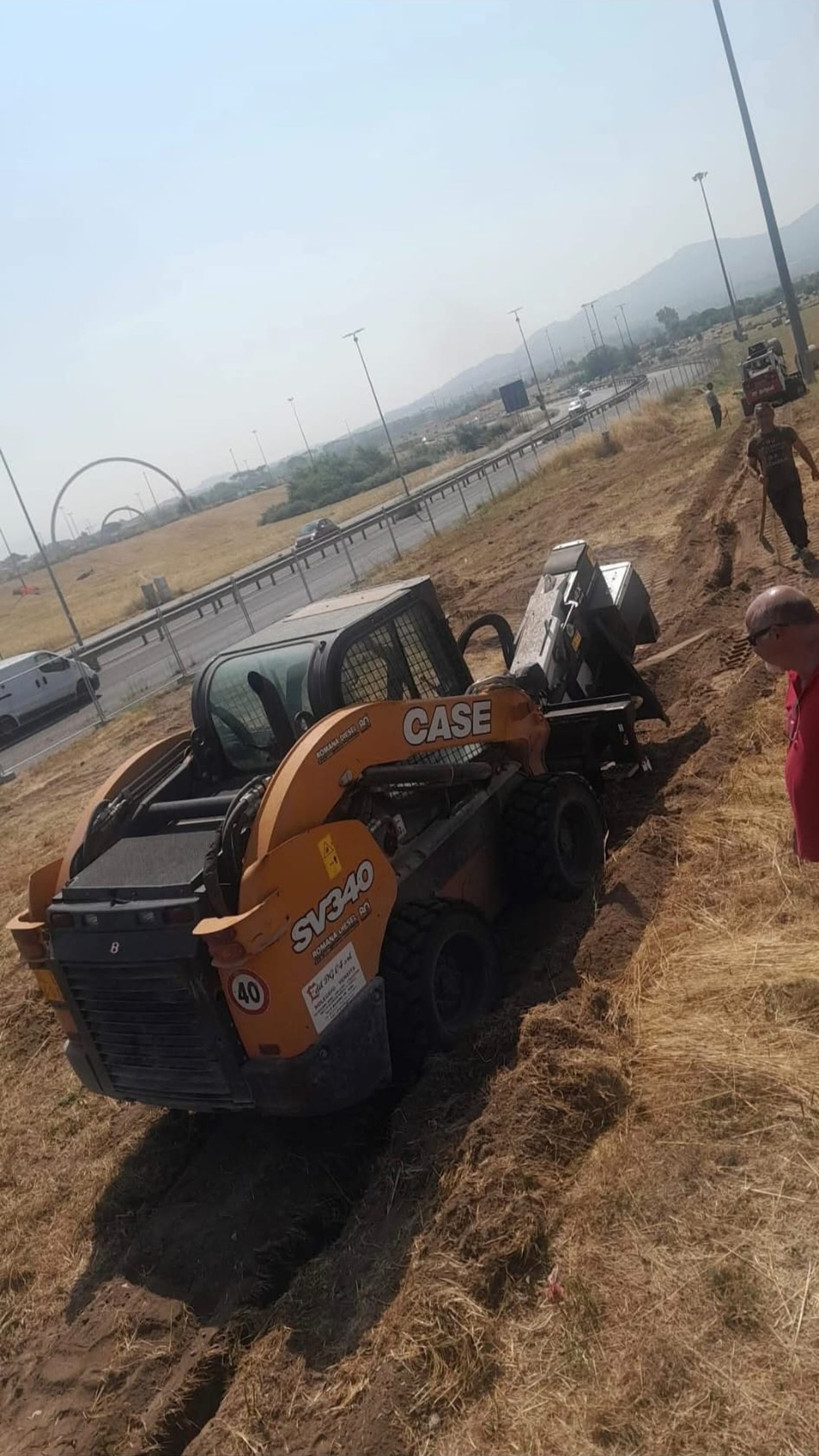 Mini pala al lavoro sul terreno