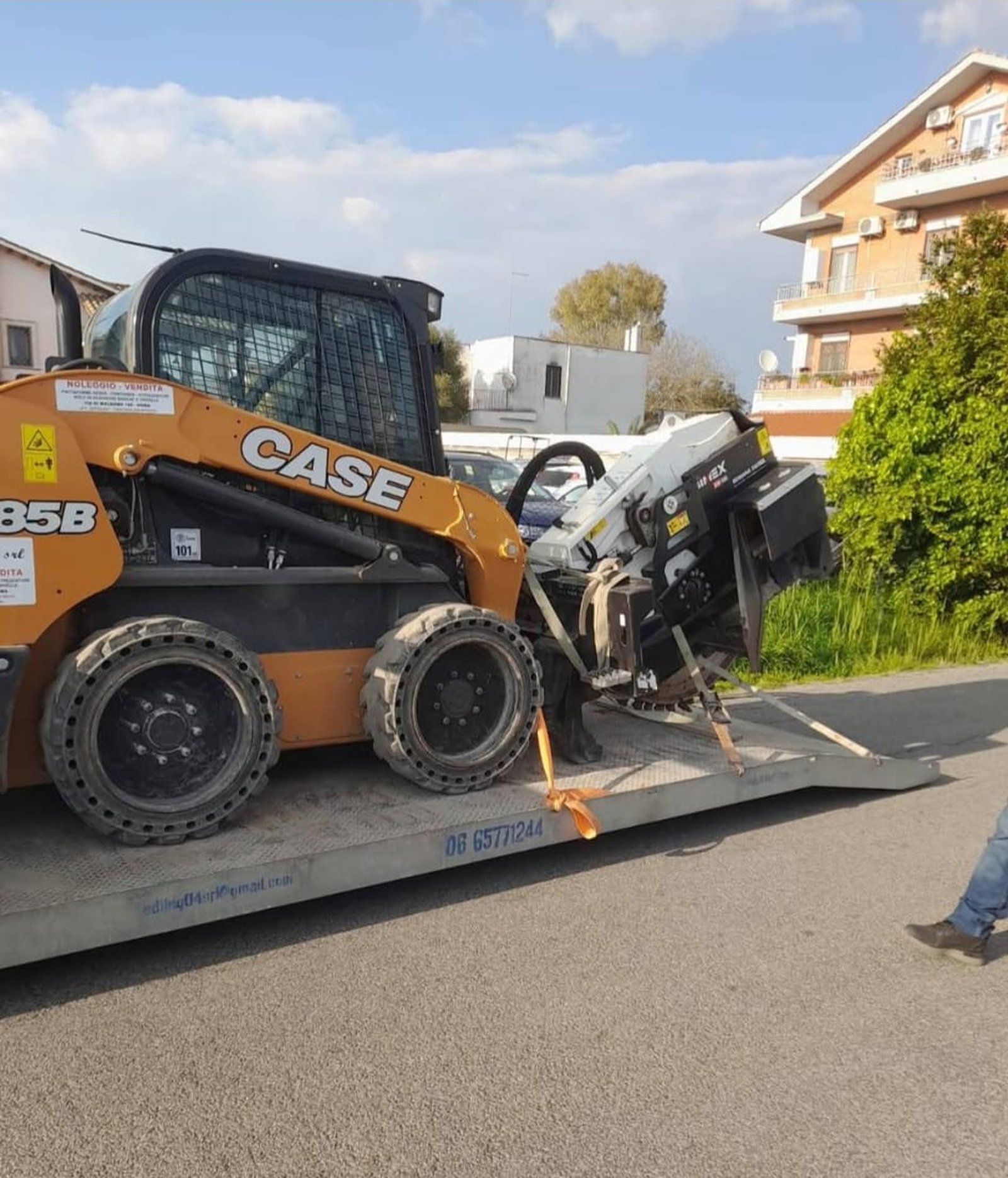 Mini pala con trincia pronta al trasporto